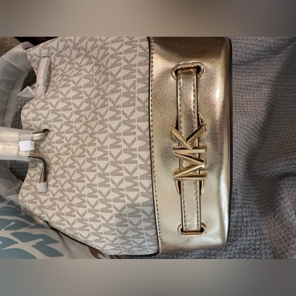 Michael Kors- REED 35S4G6RM6M VANL/PLGOLD MD BELTED BUCKT MSGR - NWT - Picture 8 of 16